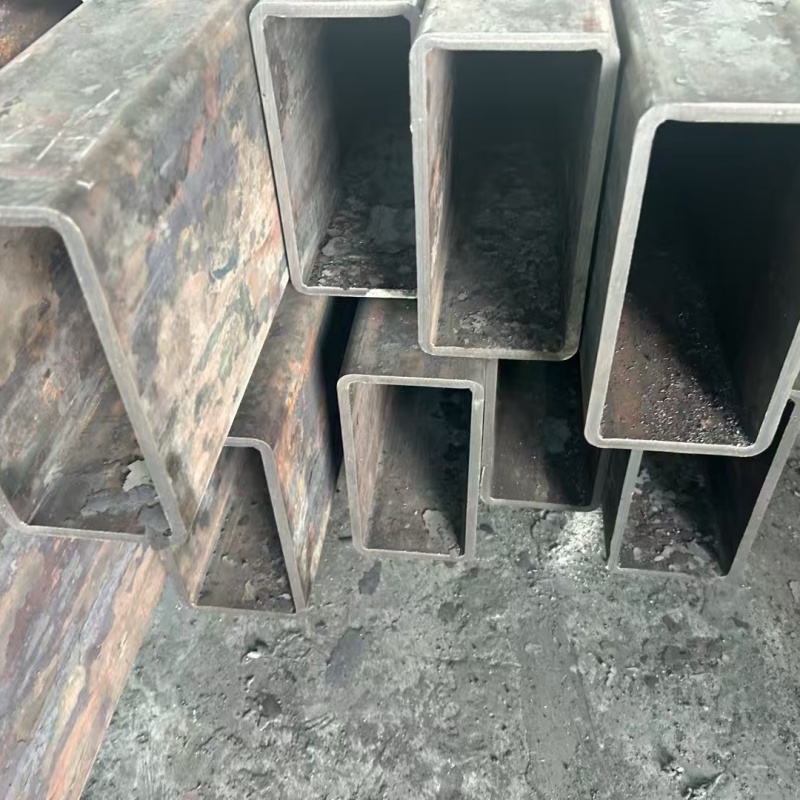 50*60镀锌凹槽管上门施工